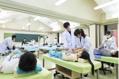 ＜授業風景＞はり灸スポーツトレーナー学科
