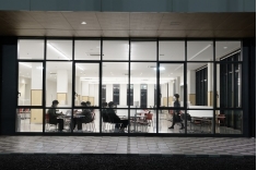 第二学生会館夜景　閉館まで学習、語らい・・・思い思いに
