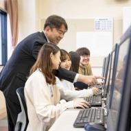 サービス経営学部では、1年次は「初年次ゼミナール」を導入。担当教員が学生一人ひとりとしっかり向き合い、親身になって接します。