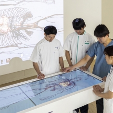 【NEW】シミュレーションセンター2025年春、「シミュレーションセンター」が誕生！真のチーム医療をリアルに経験できる施設です。その中にある「アナトマージテーブル」は、西日本の大学では初導入。実物大の解剖画像を映し出すことができ、本物の献体同様に解剖学を学ぶことができます。