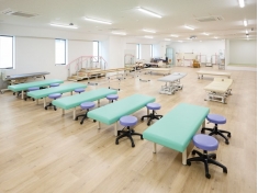 理学療法日常動作訓練室2024年4月にリニューアル！平行棒・歩行器・階段などを使った機能訓練や、浴室・トイレ・和室などを使った日常動作（ADL）訓練など、さまざまな実技を行うことができる実習室。