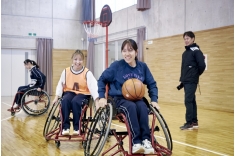 ２年生の障がい者スポーツ指導論の授業で、車椅子バスケットボールをしている様子です。競技用車椅子の使い方やボールを使ったパス交換等の練習をしてから、試合を行いました。彩都キャンパスにはグラウンドや体育館があり、スポーツを学ぶ環境があることが特徴です。