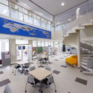 留学生やダブルの学生、帰国生徒、留学経験者とコミュニケーションを取ることで、異文化交流のできるICZ（International Communication Zone）