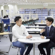 獨協は就職にも強い。　「企業の人事担当者から見た大学イメージ」調査（日経HR・日本経済新聞社)で、本学は全国の私大の中で8位。外国語教育による語学力や、コミュニケーション力の高さが評価されています。