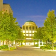 「天野貞祐記念館」の夜の風景。同館には教室、図書館、国際交流関連施設があり、１階にはキャリアセンター、保健センターなどが配置されている。