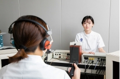 音声演習室(2号館)コンピュータ化された音声機能検査・音響分析の機器を使って、発声時の息の量、声の大きさ・高さ、声域、音色、発音方法などを分析します。発声・発音や聴覚に障がいのある方の治療の基礎を学習します。