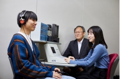 聴覚検査室(2号館)各種聴力検査や補聴器フィッティングの方法などについて学習します。