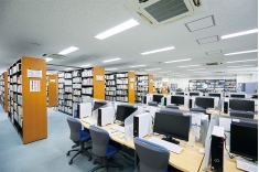 図書館(1号館)専門書などを中心に約31,000冊を蔵書。在校生の自習利用以外にも卒業生や関連施設の方も利用しています。