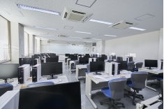 CALL(パソコン）教室(1号館)情報処理入門や医療系の数学の授業等に使用。学生はいつでも自由に利用できます。
