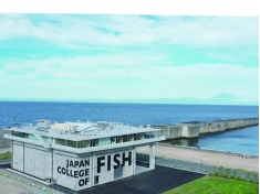 相模湾に面した三崎校舎。毎日海を眺めながらの授業です。始業前や放課後は友人と釣りができる最高の環境です。