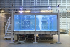 校舎1階には巨大な水槽を設置。水族館の水槽管理をイメージする授業です。