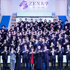 ZEN大学、第一期生3,380名が入学 入学式ではコシノジュンコ氏によるアカデミックガウンも初披露