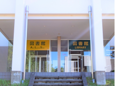 【図書館】学修や研究に役立つ資料を収集、保存。学生は読書や調べ物などのために利用します。