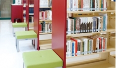 【白山キャンパス】図書館映画関係の専門書をはじめ、大学での勉強に必要な幅広い分野の図書を備え、視聴覚資料のコレクションも整備しています。また、映画・映像分野に関わる和洋の学術誌や一般雑誌を用意。図書館内のパソコンでは所蔵資料の検索だけでなく、Web上でデータベース検索や電子書籍などの閲覧が可能です。そして図書館内の閲覧席に加え、グループ学習が可能な自習室が設置され、学習スタイルに合わせた利用が可能です