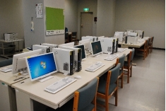 図書館2階に学生自習用デスクトップパソコンを増設しました本学では、平成24年4月から、学生自習用パソコンとして、１号館図書館2階の閲覧室にデスクトップ型パソコン23台とプリンタ2台を設置し、学生の自習環境を整備しました。今回、新たにデスクトップ型パソコンを21台増設し、平成25年3月1日から44台体制となり、より情報関係機器等の整備が進み、学習環境が向上しました。今後も学生の要望等に応じて、学習環境の整備を行う予定です。
