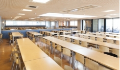 食堂安くて美味しいがモットーの食堂は、学生たちの憩いの場です。
