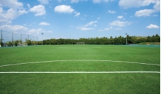 うるいどグラウンドうるいどグラウンドが人工芝のサッカーコートおよび全天候型トラックに改修されました。