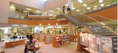 図書館美術の画集や写真集、社会学に関わる経済やマーケティング、法律などの書籍、保育の専門書や絵本、児童文学などを所蔵。音楽に関する楽譜や書物、音源や映像資料もあり、各学科の学びを広げる資料が充実しています。