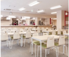 学生食堂「Rapporti」定番メニューの他、日替わりメニューもあり、価格はとてもリーズナブル。壁面を飾る学生の作品を眺めながら楽しいランチタイムを！