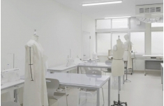 ファッション室プロが扱う職業用ミシンやボディ、工業用アイロンが揃っており、大きな作業台でファッションや服作りが学べる環境です。アパレルプロッターも設置しており、デジタル（アパレルCAD）でのパターン製作も可能。