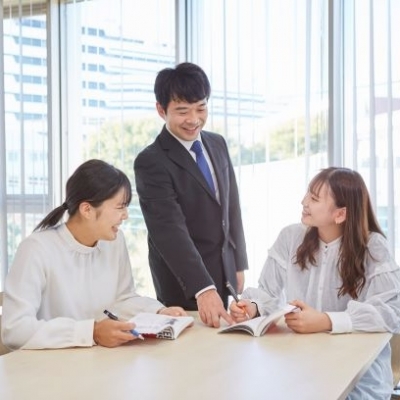 充実した基礎学修とレベルに合った個別指導で学生一人ひとりを徹底サポート