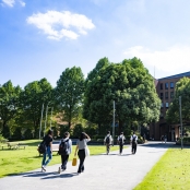 麗澤大学