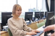 パソコン教室デスクトップパソコンを５４台設置。授業時間外も課題制作などに利用できます。