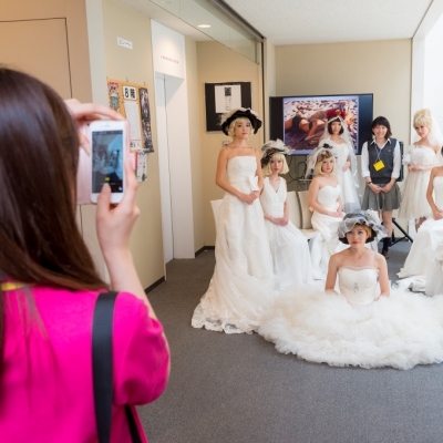 服飾芸術科の学生たちによるファッションショーは必見！一緒に写真を撮ることもできます！