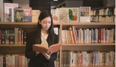 図書館を実際にプロデュース。文学だけでなく司書としての学びも充実。