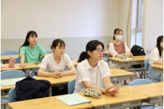 【授業紹介・ライフデザイン総合学科】恋愛の心理学「美人はなぜモテるの？」、「結婚相手への愛情はどう変わるの？」といった疑問に答えます。心理学的知見から、恋する気持ちや行動のメカニズムを学習することができます。