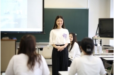 【授業紹介・ライフデザイン総合学科】ビジネス実務演習オフィスワークの場面で発生する、来客対応の基本やビジネスマナー等を、講義とロールプレイングで学びます。実社会に出たときに、必ず役に立ちます。