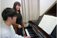 【授業紹介・保育学科】音楽Ⅰ・Ⅱ声楽・器楽の基礎的技能を個人指導で養うとともに、幼児教育現場における音楽分野の総合的研究を進めます。また、保育者としての実践に必要な音楽的要素を養います。多数の教授陣で一人ひとりをしっかりサポートします。学園併設の音楽教室や附属幼稚園で幼児に音楽を教え、子どもへの理解を深めた教員が、音楽指導を担当。ピアノ技術と、子どもに音楽の喜びを伝える感性を育みます。