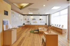 CROWD×CLOUDデザインコースの学生が企画から制作した、コミュニティースペース。授業や展覧会、憩いのスペースとして活用。