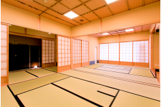和作法室伝統的な建築様式でつくられています。品格ある大人の女性にふさわしい和室での立ち居振る舞いやマナーを身につけます。