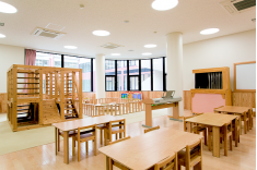 九女保育ルーム保育園や幼稚園の保育室を再現しました。備品は園児の安全のために工夫されています。実際に園児を招き、触れ合う機会もあります。