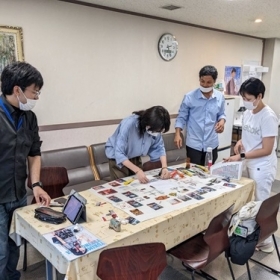 関東福祉専門学校の主な年間行事です。先生、生徒の交流を深めるためのイベントや、地域の方へ介護の仕事を知ってもらうためのイベントなども。メイン画像は鴻巣市社会資源調査の発表準備の様子です!