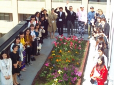 入学式＆始業式新入生は少し緊張気味で、ういういしいスタートです。　続いては、在校生も加わっての始業式。昨年入学した生徒たちが、上級生として後輩を迎えます。　専門学校の2年間は短いだけに、とにかく出席が重視されます。それぞれの目標に向かって、しっかり学業に励んで、確かな実力を身につけていきましょう！