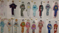 きものファッション科とファッションデザイン科の1年生が前期に描いたファッション画が貼り出してあります。きものとブラウス、それぞれ描いた生徒の個性と可能性が感じられます。まだまだ成長途上のみんなですが、これからが楽しみです。