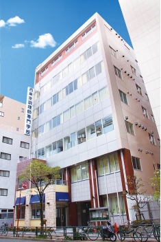 校舎はJR中央線「立川」駅から徒歩５分です。