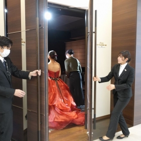 披露宴もお開き。最後まで気を抜かず!
