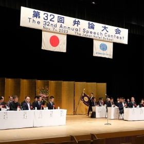 当日はホテル総支配人など業界関係者やメディアの方、そして在校生など約300名の聴衆を前に、日頃のアルバイト体験を通して感じていること、現在取り組んでいること、自身と社会との関わり、将来活躍の場であるホテルやブライダルの業界への提案、自身の標や将来の夢など、日本語部門5名、英語部門5名、計10名の弁士が熱弁を振るいました。夜間部ホテル科1年小泉ほの香さん(神奈川県立上溝高校出身)。「ホテルを魅力的に思う若者が減ってきていることが業界の人材不足の本当の原因である」と示し、小泉さんなりに分析した「人材不足の本当の原因」を語り、日本語部門最優秀賞に選ばれました。英語部門は、昼間部英語専攻科2年天井咲希さん(東京都立翔陽高校出身)による、従業員同士が様々なお客様を想定し、どのような対応ができるかを考え共有する研修「カスタマーリレーションプログラム」のアイディアを提案。見事最優秀賞に選ばれました。なお、最優秀賞含めた10名の受賞者には、朝食付宿泊券、ランチペア招待券、アフタヌーンティー招待券など、豪華副賞も授与されました。