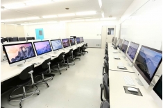 ■CGルーム多数の専門ソフトが入ったMacが並ぶ。ここから多くのCMやアニメーションが誕生!