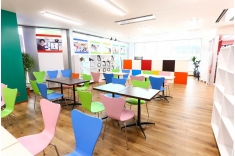 ■ギャラリーお昼休みなどに学生たちが自由に利用。学科間を越えた交流が見られます。