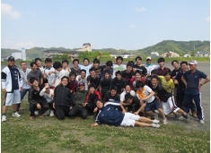 親睦行事で仲間を作ろう新年度が始まると、新しい環境に慣れるまで落ち着かない日々を送る学生もいます。静岡工科では各学科ごとで親睦行事を行い、学年を超えて仲間を作るきっかけを作ります。同じクラスだけど初めて話をする仲間もいれば、先輩とも仲良くなってる学生も。親睦行事の内容はキックベースやフットサルなど体を動かすスポーツです。得意な人も苦手な人もチームの勝利に向けて一緒に頑張りましょう!!