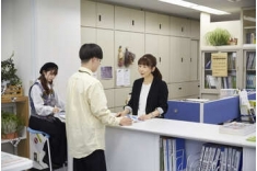 上田学園キャリアサポートセンター常駐5名の専任スタッフが個人の希望に添って就職が決定するまで、きめ細かく指導。