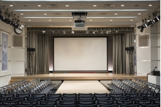 ファッションショーを始め映画鑑賞、講演会など、さまざまなイベントのための 本格的な設備と収容人数200人を誇る大ホール。
