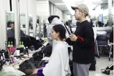 メイク・ヘアスタジオ鏡付きメイクデスクも一人一台ずつ。ミラー壁面やシャンプー台も完備。