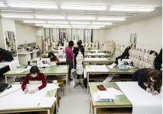 一人に一体ずつ用意されたボディで、しっかりパターンメーキング。