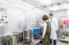 現場さながらの本格的な染色設備が整う。